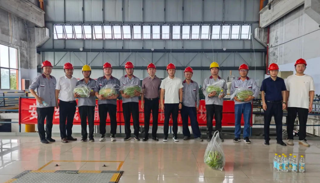 918博天堂环保党委副书记、总司理周宇峰一行到山东中茂开展“夏日高温送清凉”慰问运动